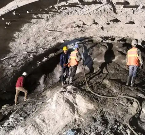 尖峰镇拱顶带模注浆料的施工流程及注意事项